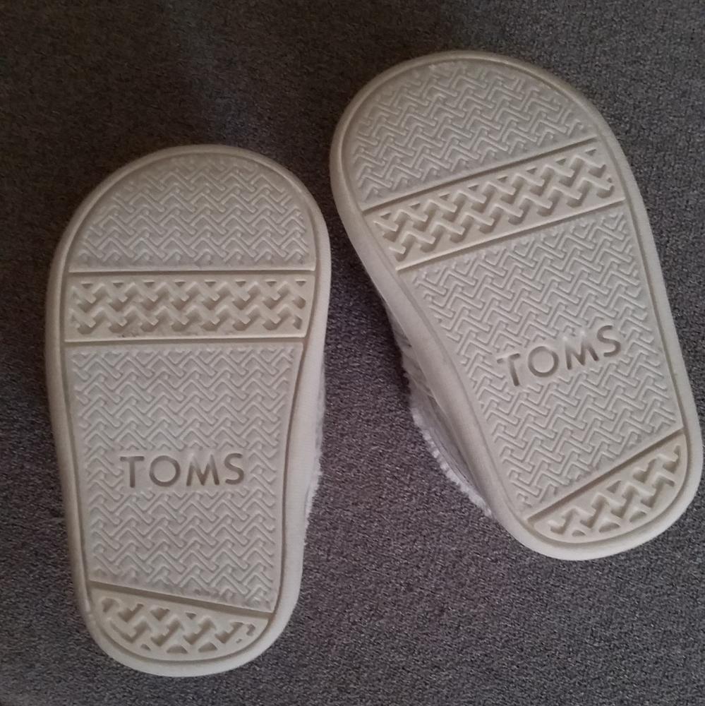 TOMS - Picture 2 of 4